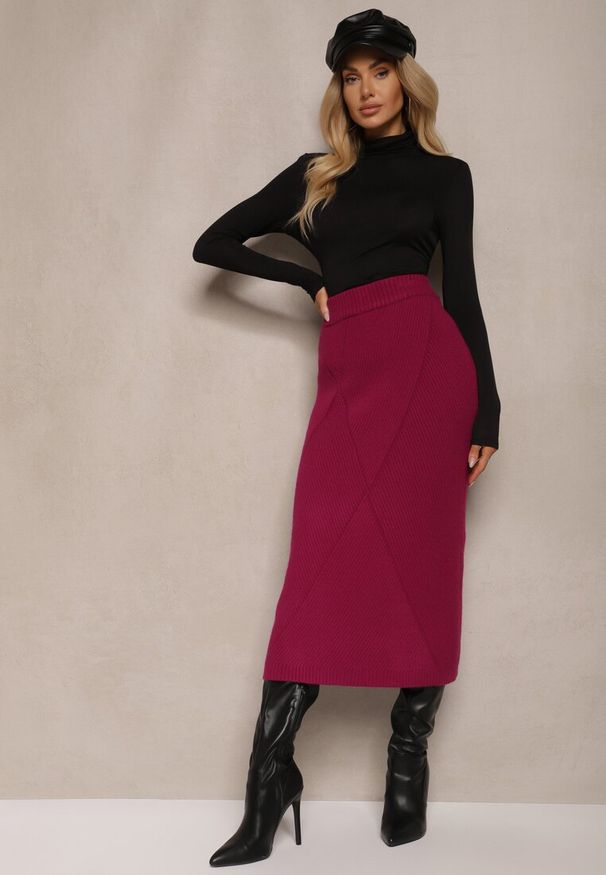Renee - Ciemnoróżowa Spódnica z Wiskozą High Waist o Dopasowanym Kroju z Gumką w Talii Niarosae. Okazja: do pracy, na spotkanie biznesowe, na co dzień. Stan: podwyższony. Kolor: różowy. Materiał: wiskoza. Styl: casual, elegancki, biznesowy