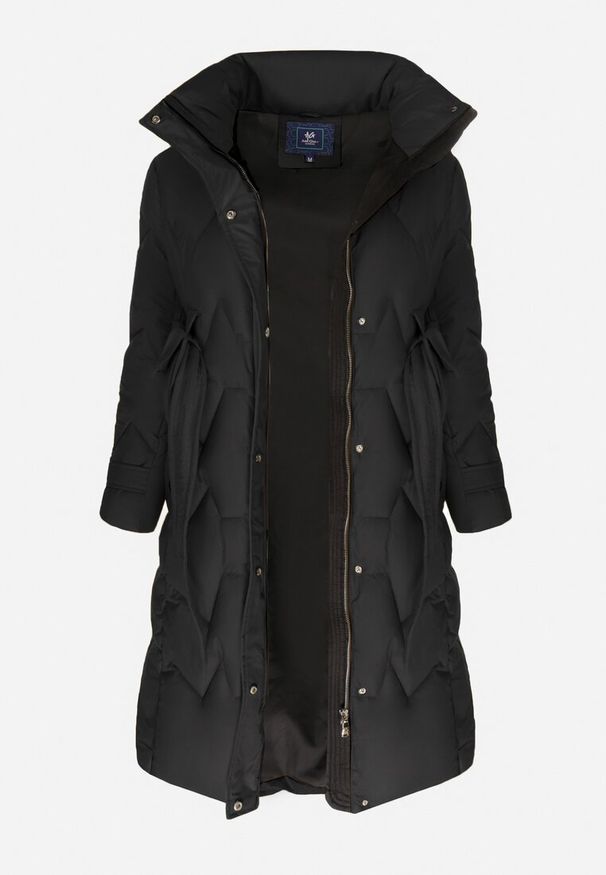 Born2be - Czarna Kurtka z Paskiem i Saszetką Pikowana Długa Phinare. Kolor: czarny. Materiał: materiał. Długość: długie. Wzór: aplikacja