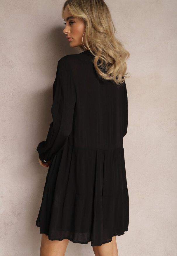 Renee - Czarna Rozkloszowana Sukienka Koszulowa Mini w Stylu Boho Binessa. Kolor: czarny. Typ sukienki: koszulowe. Styl: boho. Długość: mini