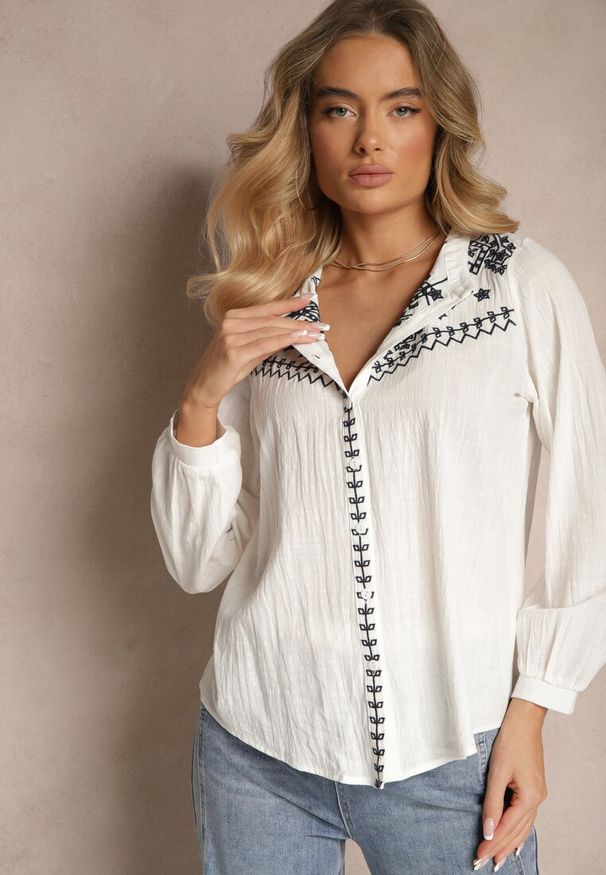 Renee - Biała Bawełniana Koszula Boho z Haftowanym Wzorem Gonniva. Okazja: na co dzień. Typ kołnierza: kołnierzyk stójkowy. Kolor: biały. Materiał: bawełna. Długość: długie. Wzór: haft. Styl: boho