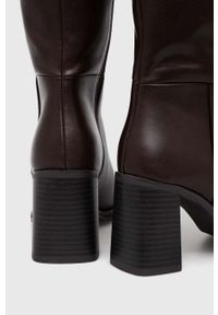 Answear Lab botki damskie kolor brązowy na słupku. Nosek buta: okrągły. Kolor: brązowy. Obcas: na słupku. Styl: wakacyjny. Wysokość obcasa: średni #3