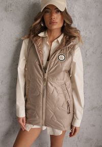 Renee - Brązowa Długa Kamizelka Pikowana z Nieodpinanym Kapturem Ozdobiona Naszywką Kasseda. Okazja: na co dzień. Kolor: brązowy. Materiał: poliester, jeans. Długość: długie. Wzór: aplikacja. Styl: casual #3