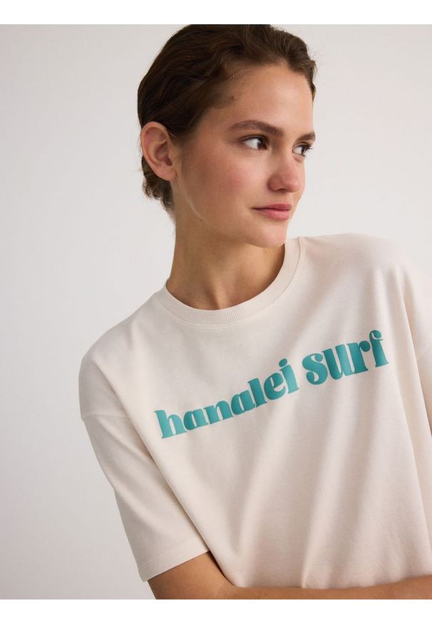 Reserved - T-shirt boxy z nadrukiem - złamana biel. Materiał: bawełna, dzianina. Wzór: nadruk