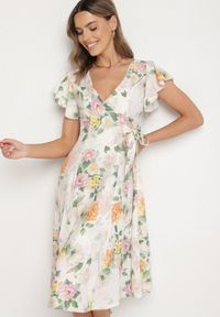 Born2be - Beżowa Kwiatowa Sukienka z Kopertowym Dekoltem Atorina. Okazja: do pracy, na co dzień, na spotkanie biznesowe. Typ kołnierza: dekolt kopertowy. Kolor: beżowy. Wzór: kwiaty. Typ sukienki: kopertowe. Styl: casual, biznesowy #4