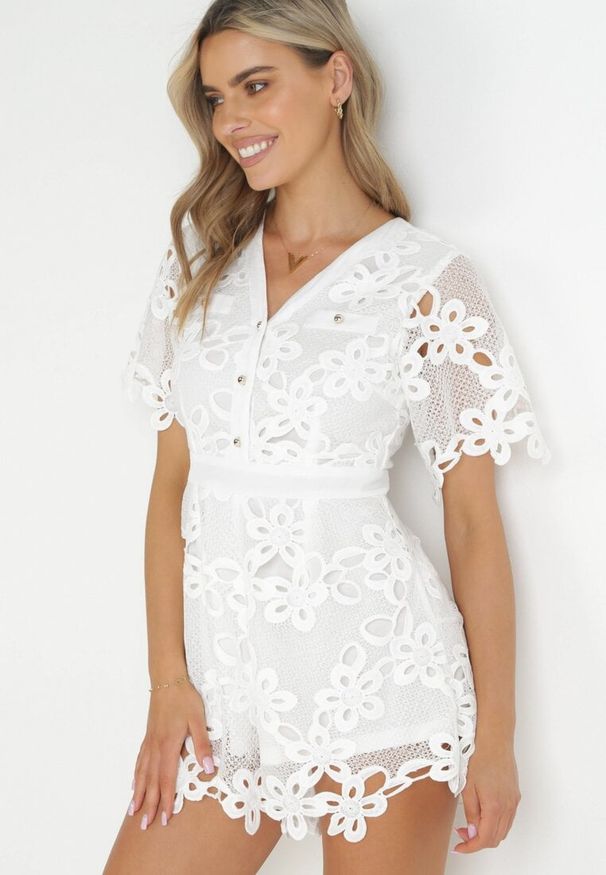 Born2be - Biały Koronkowy Kombinezon z Imitacją Kieszeni Dawni. Kolor: biały. Materiał: koronka. Długość rękawa: krótki rękaw. Długość: krótkie. Sezon: wiosna, lato. Styl: retro