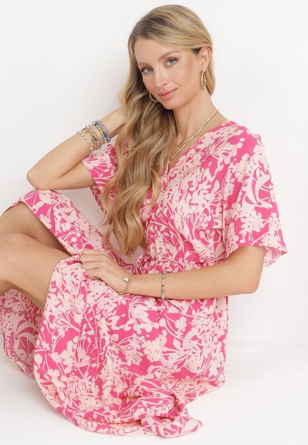 Born2be - Różowa Sukienka Gertisa. Okazja: na co dzień. Typ kołnierza: kołnierz z falbankami, dekolt w serek. Kolor: różowy. Materiał: wiskoza. Długość rękawa: krótki rękaw. Wzór: kwiaty. Styl: elegancki, casual