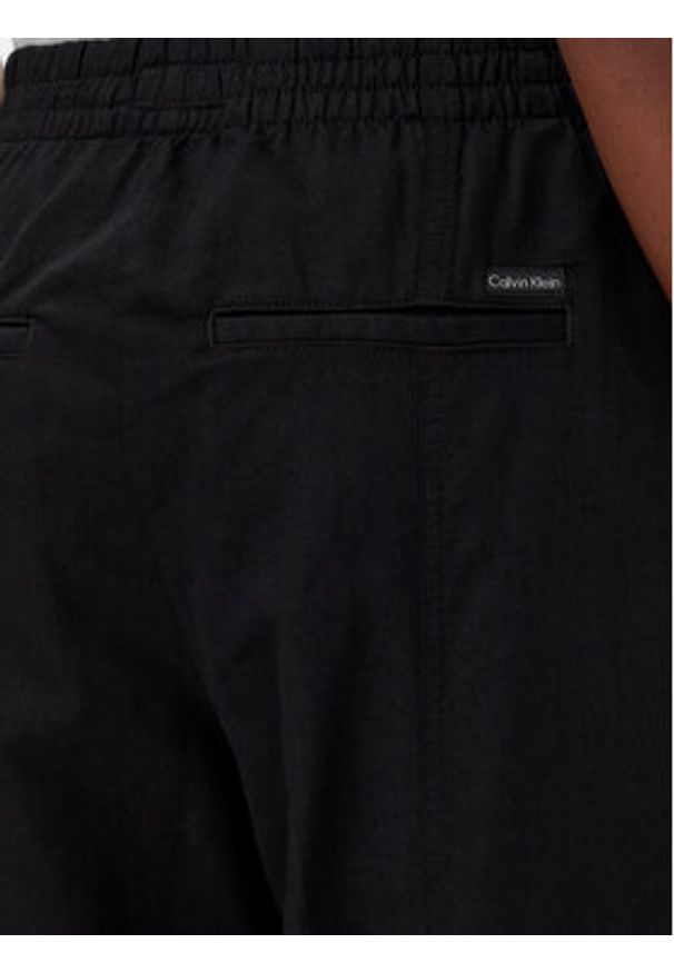 Calvin Klein Jeans Spodnie materiałowe J20J225340 Czarny Relaxed Fit. Kolor: czarny. Materiał: bawełna