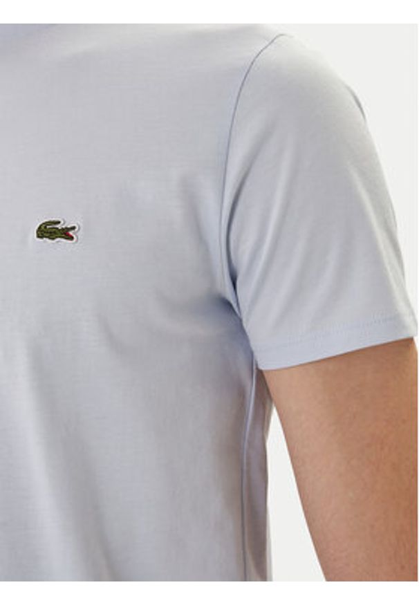 Lacoste T-Shirt TH6709 Błękitny Regular Fit. Kolor: niebieski. Materiał: bawełna