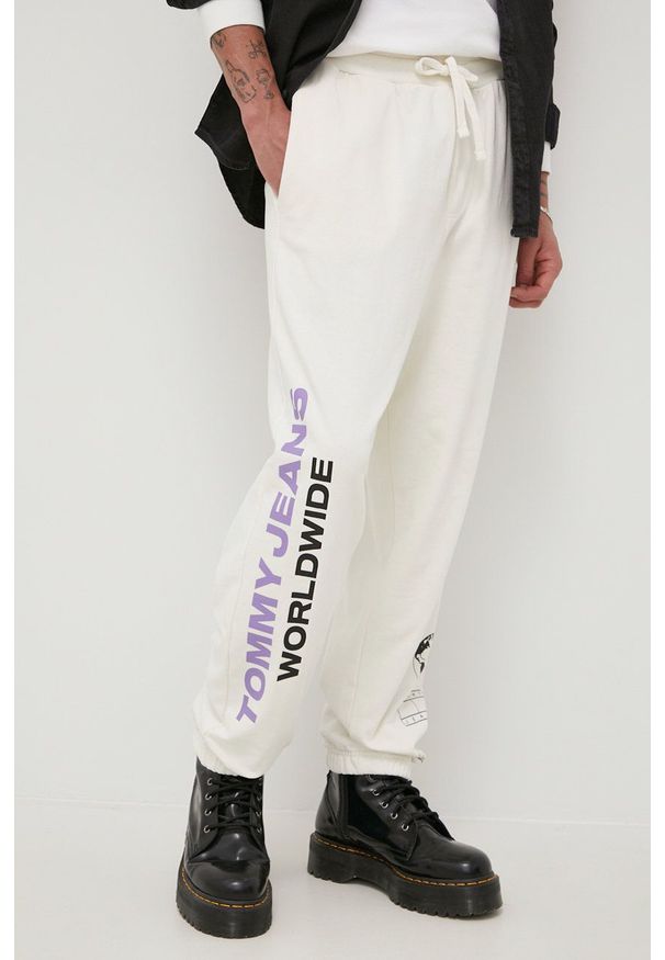 Tommy Jeans Spodnie bawełniane DM0DM12440.PPYY męskie kolor beżowy z nadrukiem. Kolor: beżowy. Materiał: bawełna. Wzór: nadruk