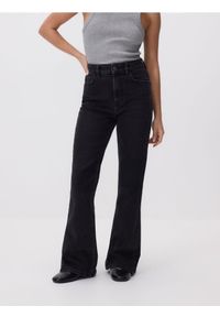 Reserved - Jeansy flare z krótszą nogawką - czarny. Kolor: czarny. Długość: krótkie