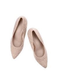 Różowe Czółenka Marco Tozzi Eleganckie Buty Na Obcasie. Okazja: na spacer. Zapięcie: bez zapięcia. Kolor: różowy. Szerokość cholewki: normalna. Wzór: aplikacja. Materiał: koronka, materiał. Obcas: na obcasie. Styl: elegancki. Wysokość obcasa: średni