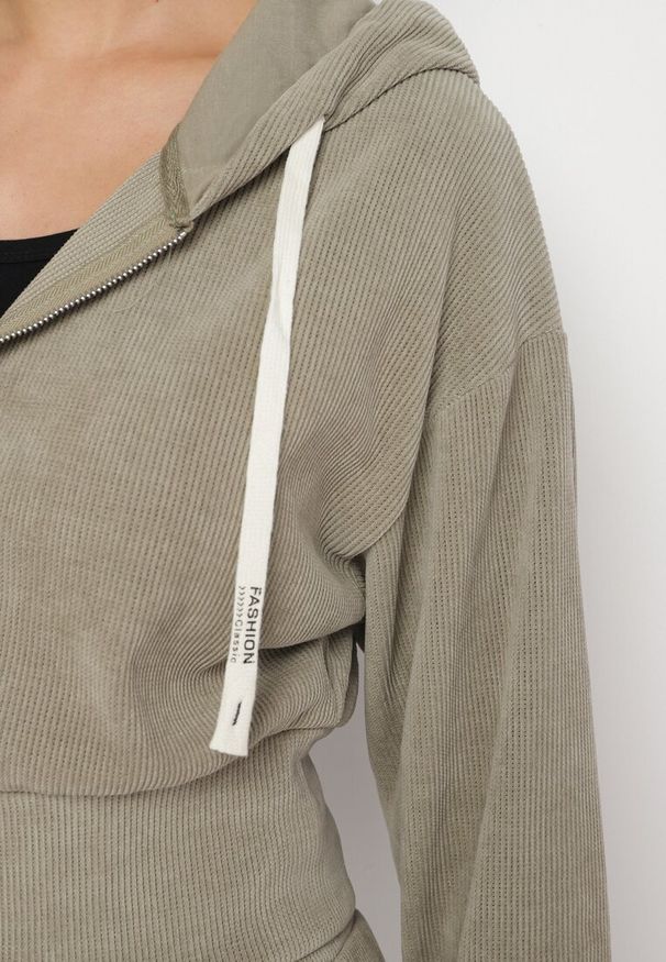 Born2be - Ciemnozielony Komplet Dresowy z Bawełną Bluza z Kapturem i Spodnie z Gumką w Talii Neseria. Kolor: zielony. Materiał: bawełna, dresówka