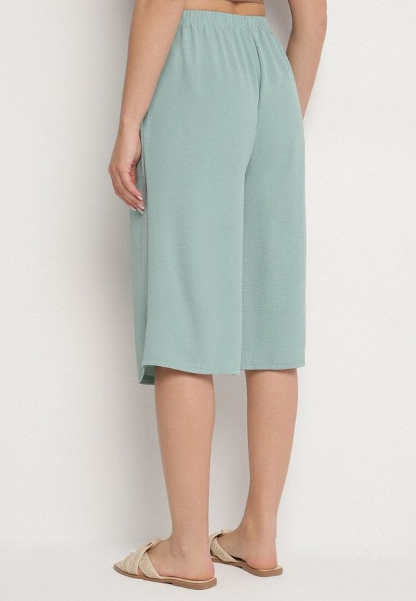 Born2be - Jasnozielone Szerokie Spodnie z Gumką w Pasie 3/4 z Kieszonkami Efronessa. Okazja: na co dzień, na spotkanie biznesowe. Kolor: zielony. Styl: casual, klasyczny, biznesowy