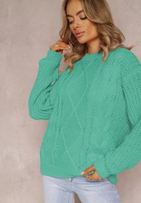 Renee - Zielony Klasyczny Sweter z Modnym Splotem Wykończony Ściągaczami Viala. Kolor: zielony. Długość rękawa: długi rękaw. Długość: długie. Wzór: ze splotem. Styl: klasyczny