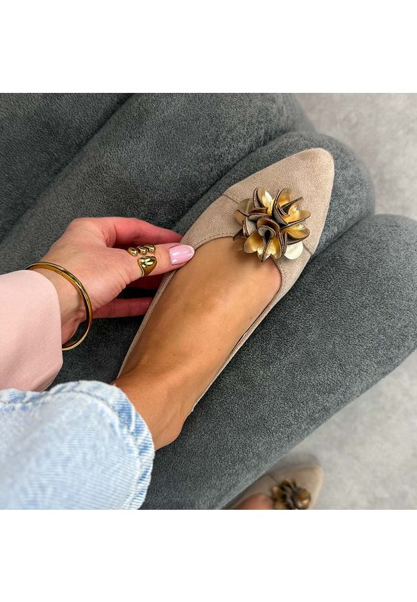 Beżowe czółenka damskie M.Daszyński Sa201a-4. Okazja: na imprezę, na co dzień. Kolor: beżowy. Materiał: zamsz. Wzór: kwiaty, aplikacja. Sezon: wiosna, lato. Obcas: na obcasie. Styl: wizytowy, casual, klasyczny, elegancki. Wysokość obcasa: niski