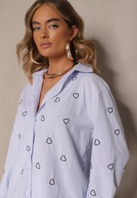 Renee - Niebiesko-Granatowa Koszula Oversize w Prążki Zdobiona Haftem w Serca Nitavela. Okazja: na co dzień. Kolor: niebieski. Materiał: jeans. Długość rękawa: długi rękaw. Długość: długie. Wzór: prążki, aplikacja, haft. Styl: casual, elegancki #4