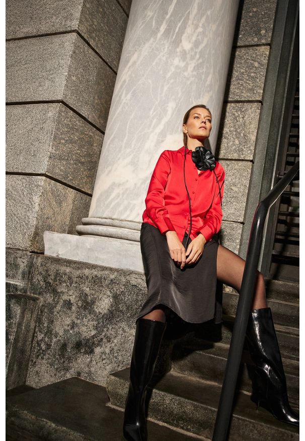 MOODO - Koszula gładka czerwona. Kolor: czerwony. Materiał: poliester. Wzór: gładki