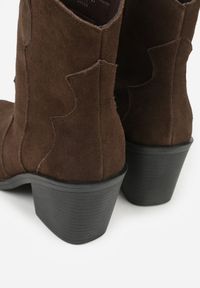 Renee - Ciemnobrązowe Skórzane Botki Kowbojki z Metaliczną Aplikacją na Nosku Saneara. Okazja: na co dzień. Kolor: brązowy. Materiał: skóra. Wzór: aplikacja. Obcas: na obcasie. Styl: casual. Wysokość obcasa: średni #5