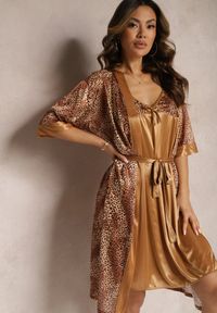Renee - Brązowy Komplet Piżamowy ze Szlafrokiem i Elegancką Koszulą Nocną w Drobne Cętki Seraphim. Kolor: brązowy. Materiał: tkanina