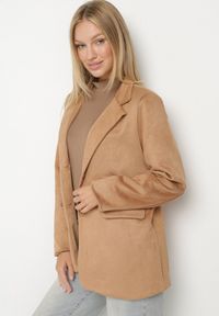 Born2be - Beżowa Marynarka Oversize z Imitacji Zamszu o Pudełkowym Kroju Alonella. Okazja: na spotkanie biznesowe, do pracy, na randkę, na co dzień. Kolor: beżowy. Materiał: zamsz. Wzór: grochy. Styl: retro, biznesowy, casual, klasyczny