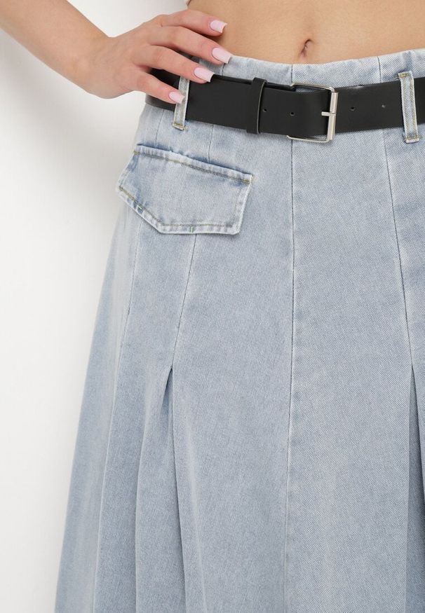 Born2be - Jasnoniebieska Jeansowa Spódnica o Rozkloszowanym Fasonie z Paskiem Firlana. Kolor: niebieski. Materiał: jeans