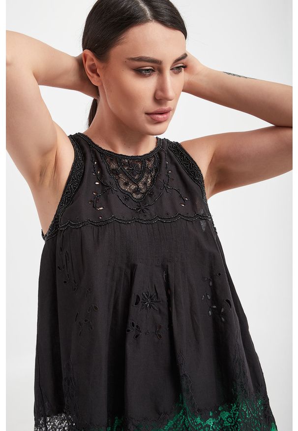 Twinset Milano - Top TWINSET. Materiał: koronka. Długość rękawa: bez rękawów. Wzór: koronka, ażurowy, aplikacja, haft