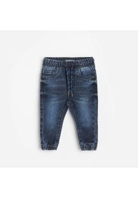 Reserved - Joggery jeansowe z efektem sprania - Granatowy. Kolor: niebieski. Materiał: jeans #1