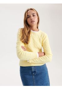 Reserved - Sweter o warkoczowym splocie - jasnożółty. Kolor: żółty. Materiał: dzianina, wiskoza. Wzór: ze splotem #1