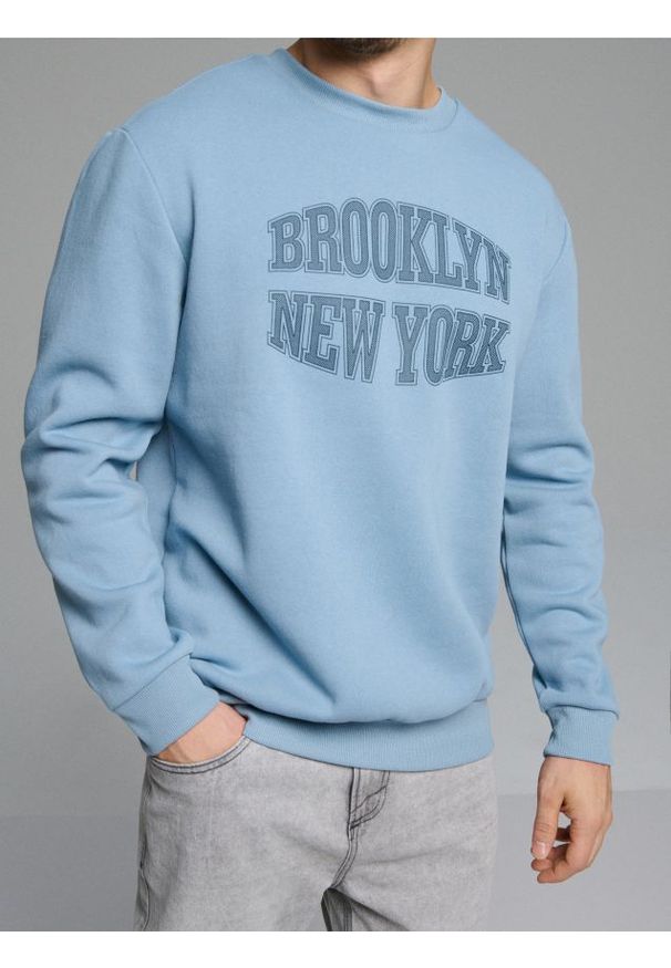 Sinsay - Bluza crewneck z napisem - niebieski. Kolor: niebieski. Wzór: napisy