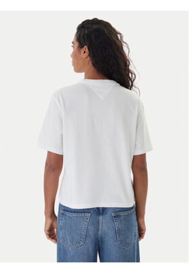Tommy Jeans T-Shirt Badge DW0DW22202 Écru Boxy Fit. Kolor: kremowy. Materiał: bawełna