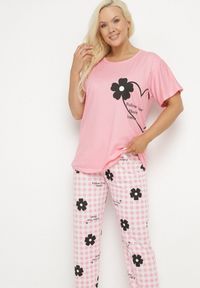 Born2be - Różowy Komplet Piżamowy z Motywem Kwiatowym Spodnie i T-shirt Milossa. Kolekcja: plus size. Kolor: różowy. Długość: krótkie. Wzór: kwiaty