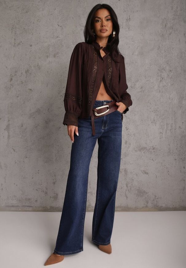 Renee - Brązowa Koszula ze Stójką i Koronką Phaeninca. Okazja: na co dzień. Typ kołnierza: kołnierzyk stójkowy. Kolor: brązowy. Materiał: koronka. Wzór: koronka. Styl: elegancki, casual