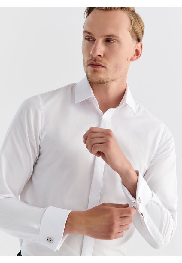 Pako Lorente - PAKO LORENTE – Koszula męska ODO P000B-1X-407-B-S. Typ kołnierza: kołnierzyk klasyczny. Materiał: poliester, bawełna. Długość rękawa: długi rękaw. Długość: długie. Wzór: gładki. Styl: klasyczny, elegancki