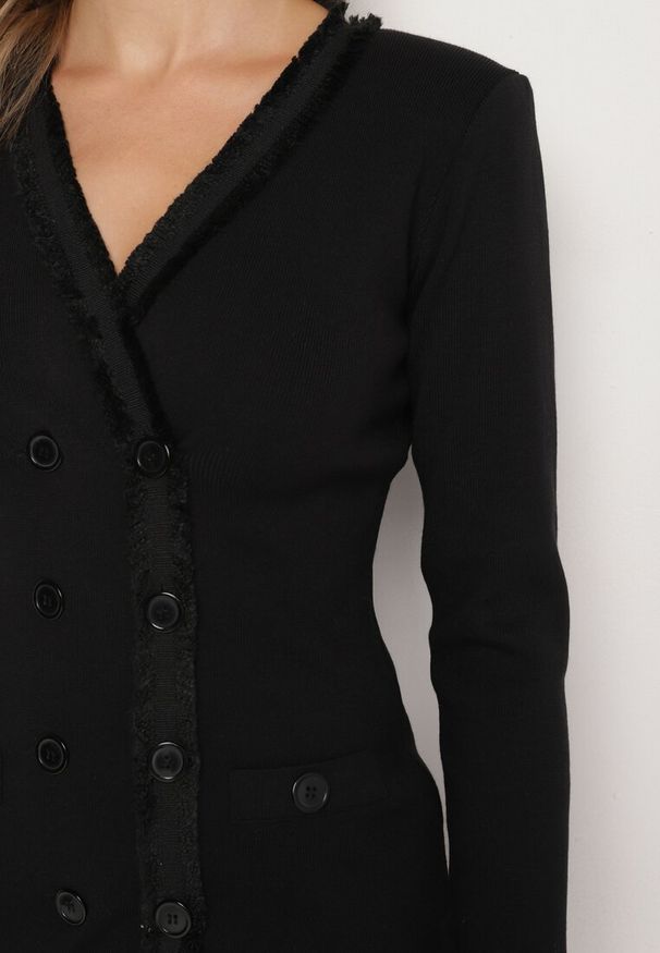 Born2be - Czarna Sukienka Sweterkowa Dwurzędowa z Guzikami i Ozdobnymi Frędzlami Vluona. Kolor: czarny. Materiał: materiał