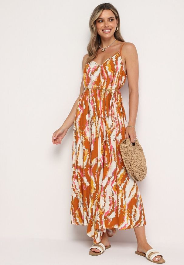 Born2be - Brązowa Sukienka z Wiskozy na Regulowanych Ramiączkach z Dekoltem w Serek Risallte. Okazja: na co dzień, na randkę. Typ kołnierza: dekolt w serek. Kolor: brązowy. Materiał: wiskoza. Długość rękawa: na ramiączkach. Sezon: lato. Styl: casual