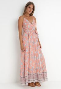 Born2be - Różowa Sukienka Komley. Kolor: różowy. Materiał: materiał, wiskoza. Długość rękawa: na ramiączkach. Wzór: nadruk. Typ sukienki: kopertowe. Długość: maxi #1