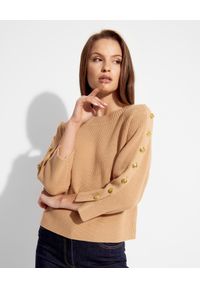 Elisabetta Franchi - ELISABETTA FRANCHI - Karmelowy sweter ze złotymi guzikami. Okazja: na co dzień. Kolor: brązowy. Wzór: aplikacja, ze splotem. Styl: casual, elegancki #1