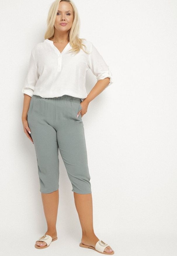 Born2be - Ciemnozielone Spodnie z Gumką w Pasie 7/8 Tenimira. Okazja: na co dzień, na spacer. Kolekcja: plus size. Kolor: zielony. Styl: klasyczny, elegancki, casual