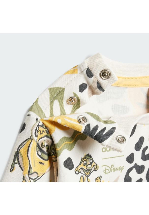 Adidas - Zestaw Disney Lion King Joggers and Sweatshirt. Kolor: żółty, wielokolorowy. Materiał: dresówka. Wzór: motyw z bajki. Styl: młodzieżowy