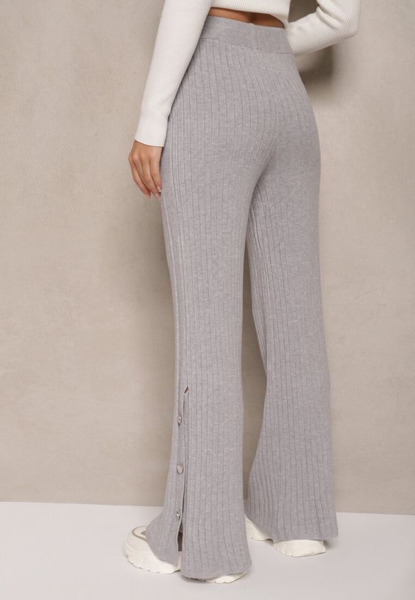 Renee - Jasnoszare Prążkowane Spodnie High Waist z Wiskozą o Szerokim Kroju Ozdobione Guzikami Zeriel. Okazja: na co dzień. Stan: podwyższony. Kolor: szary. Materiał: wiskoza, prążkowany. Wzór: aplikacja. Styl: wizytowy, casual