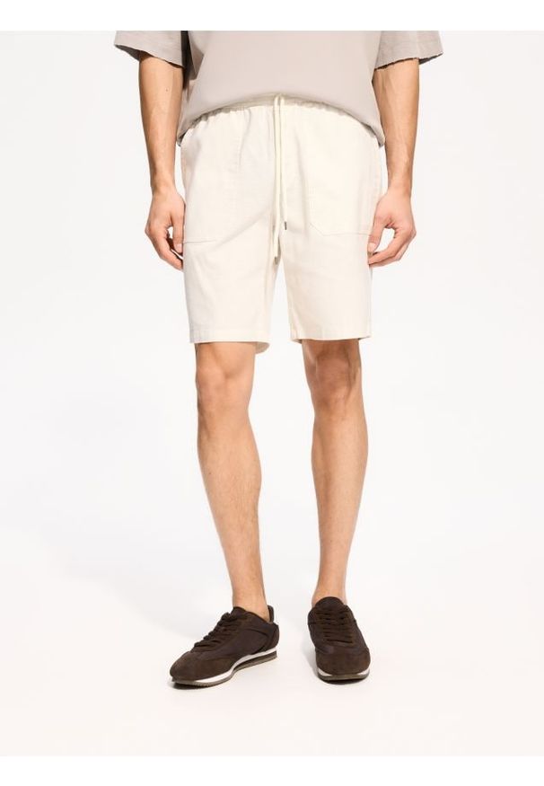 Reserved - Szorty jogger regular fit - złamana biel. Materiał: tkanina, bawełna