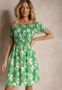 Renee - Zielona Rozkloszowana Sukienka Hiszpanka z Gumką w Talii w Kwiaty Nametris. Typ kołnierza: dekolt hiszpanka. Kolor: zielony. Materiał: tkanina. Wzór: kwiaty. Sezon: lato