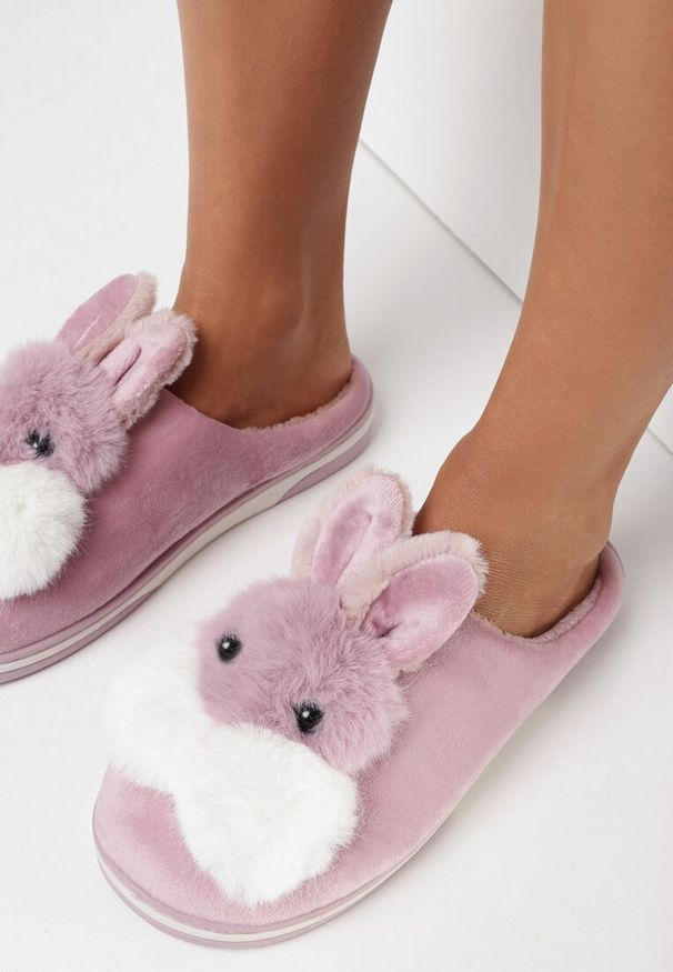 Born2be - Różowe Kapcie Chlorythia. Okazja: na co dzień. Zapięcie: bez zapięcia. Kolor: różowy. Materiał: materiał, welur. Wzór: aplikacja. Styl: casual