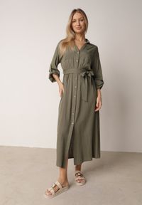 Born2be - Zielona Bawełniana Sukienka Koszulowa w Stylu Safari z Wiązanym Paskiem Atusea. Okazja: na co dzień. Typ kołnierza: typu klepsydra. Kolor: zielony. Materiał: bawełna. Typ sukienki: koszulowe. Styl: casual, elegancki #1