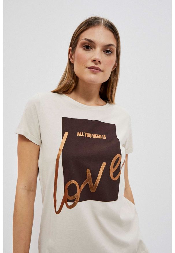 MOODO - T-shirt z nadrukiem piaskowy. Materiał: bawełna. Wzór: nadruk