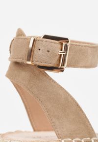 Renee - Ciemnobeżowe Sandały VICES na Koturnie z Plecionką w Stylu Boho Petrallea. Okazja: na co dzień. Zapięcie: sprzączka. Kolor: beżowy. Sezon: lato. Obcas: na koturnie. Styl: boho #8