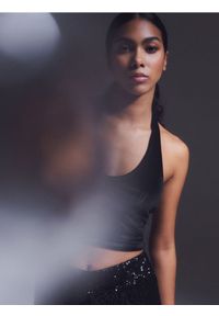 Sinsay - Crop top na ramiączkach - czarny. Kolor: czarny. Materiał: materiał, włókno. Długość rękawa: na ramiączkach