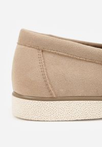 Born2be - Ciemnobeżowe Wsuwane Półbuty Mokasyny z Imitacji Zamszu Bagena. Okazja: na co dzień, na spotkanie biznesowe, do pracy. Zapięcie: bez zapięcia. Kolor: beżowy. Materiał: zamsz. Styl: casual, biznesowy, klasyczny #2