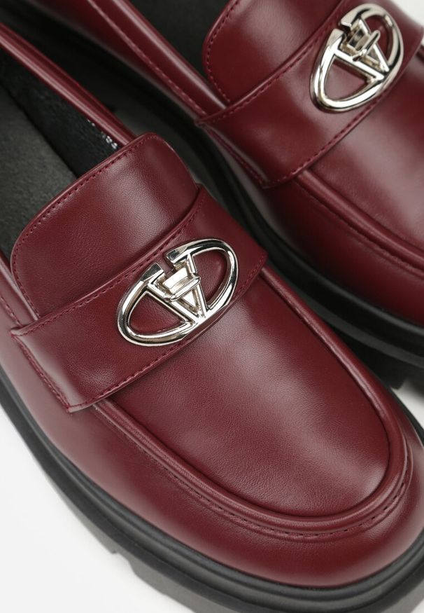 Born2be - Bordowe Mokasyny na Grubej Podeszwie z Ozdobną Klamrą Kikirra. Okazja: na co dzień. Zapięcie: klamry. Kolor: czerwony. Materiał: len. Styl: elegancki, casual, klasyczny