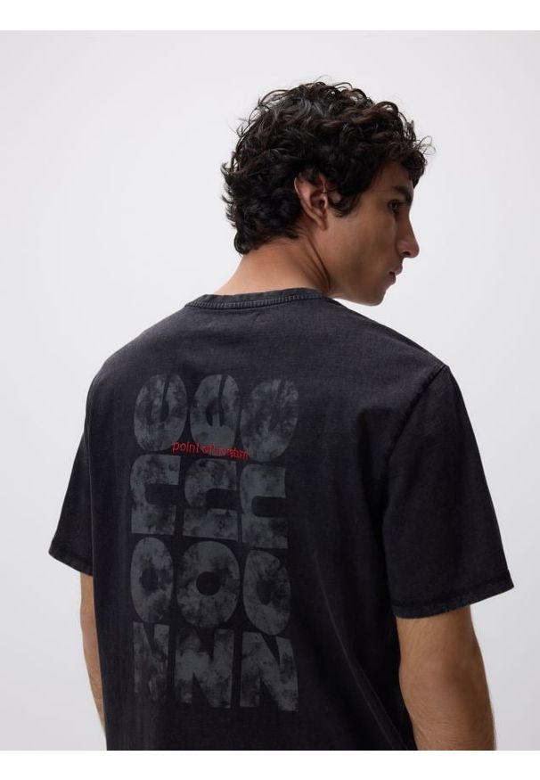 Reserved - T-shirt regular z nadrukiem na plecach - czarny. Kolor: czarny. Materiał: dzianina, bawełna. Wzór: nadruk